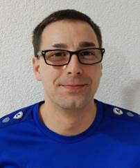 Ein Bild, das Menschliches Gesicht, Person, Kleidung, Lcheln enthlt.

Automatisch generierte Beschreibung