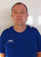 Ein Bild, das Person, Mann, drinnen, Hemd enthlt.

Automatisch generierte Beschreibung