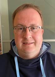 Ein Bild, das Person, Menschliches Gesicht, Kinn, Vorderkopf enthlt.

Automatisch generierte Beschreibung